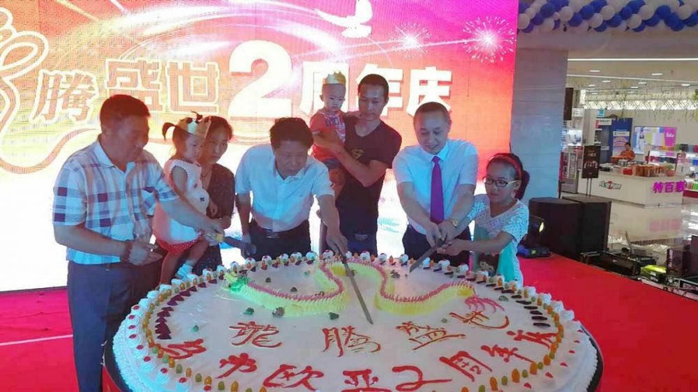 與顧客分享二周年店慶蛋糕、李俊攝.jpg