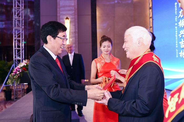 1、第二屆全球吉商大會上，省委書記巴音朝魯為獲得“吉商突出貢獻(xiàn)人物”獎的曹和平董事長頒獎.jpg